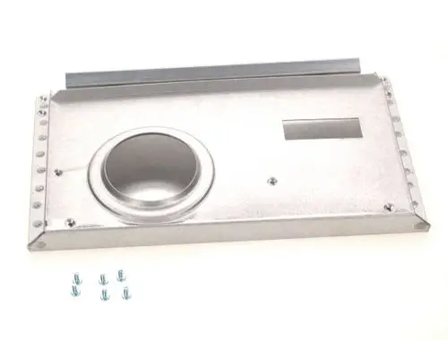 BOSCH Abgassammlerblech aus Metall mit einem runden und einem rechteckigen Ausschnitt, umgeben von Schraublöchern. Sechs Metallschrauben liegen daneben.